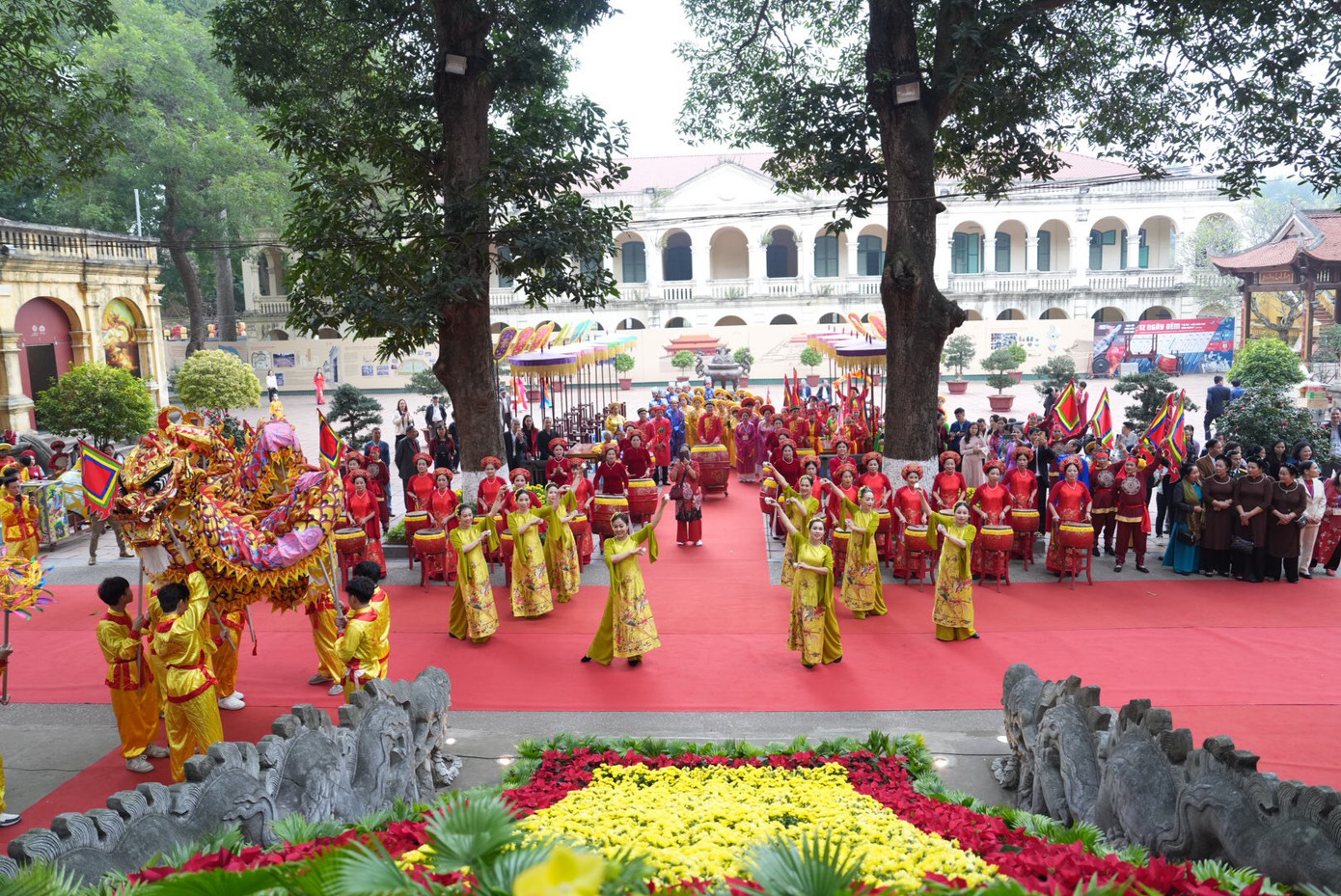 Lễ dâng hương được tổ chức trang trọng với nhiều nghi thức truyền thống như lễ rước, dâng hương, tế lễ và nhiều hoạt động văn hóa dân gian. Lễ dâng hương được tổ chức trang trọng với nhiều nghi thức truyền thống như lễ rước, dâng hương, tế lễ và nhiều hoạt động văn hóa dân gian.