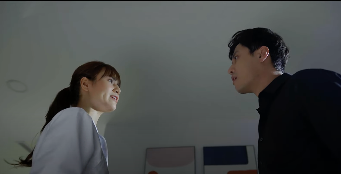 Hôm sau về nhà, Hân (Việt Hoa) và Đức Anh (Thanh Sơn) cãi nhau to đến mức Hân phải đề nghị ly hôn. Hôm sau về nhà, Hân (Việt Hoa) và Đức Anh (Thanh Sơn) cãi nhau to đến mức Hân phải đề nghị ly hôn.