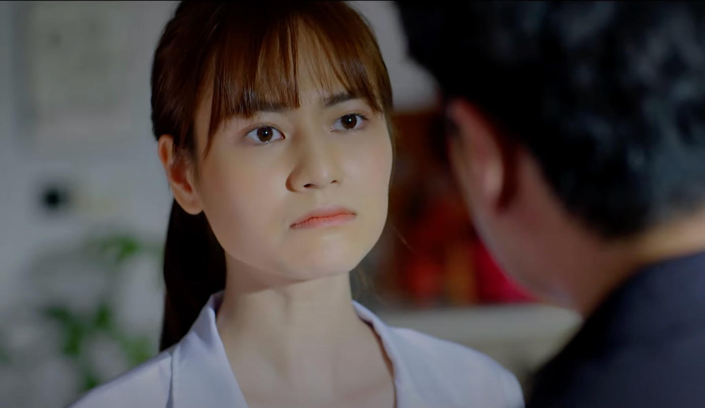 Hôm sau về nhà, Hân (Việt Hoa) và Đức Anh (Thanh Sơn) cãi nhau to đến mức Hân phải đề nghị ly hôn. Hôm sau về nhà, Hân (Việt Hoa) và Đức Anh (Thanh Sơn) cãi nhau to đến mức Hân phải đề nghị ly hôn.