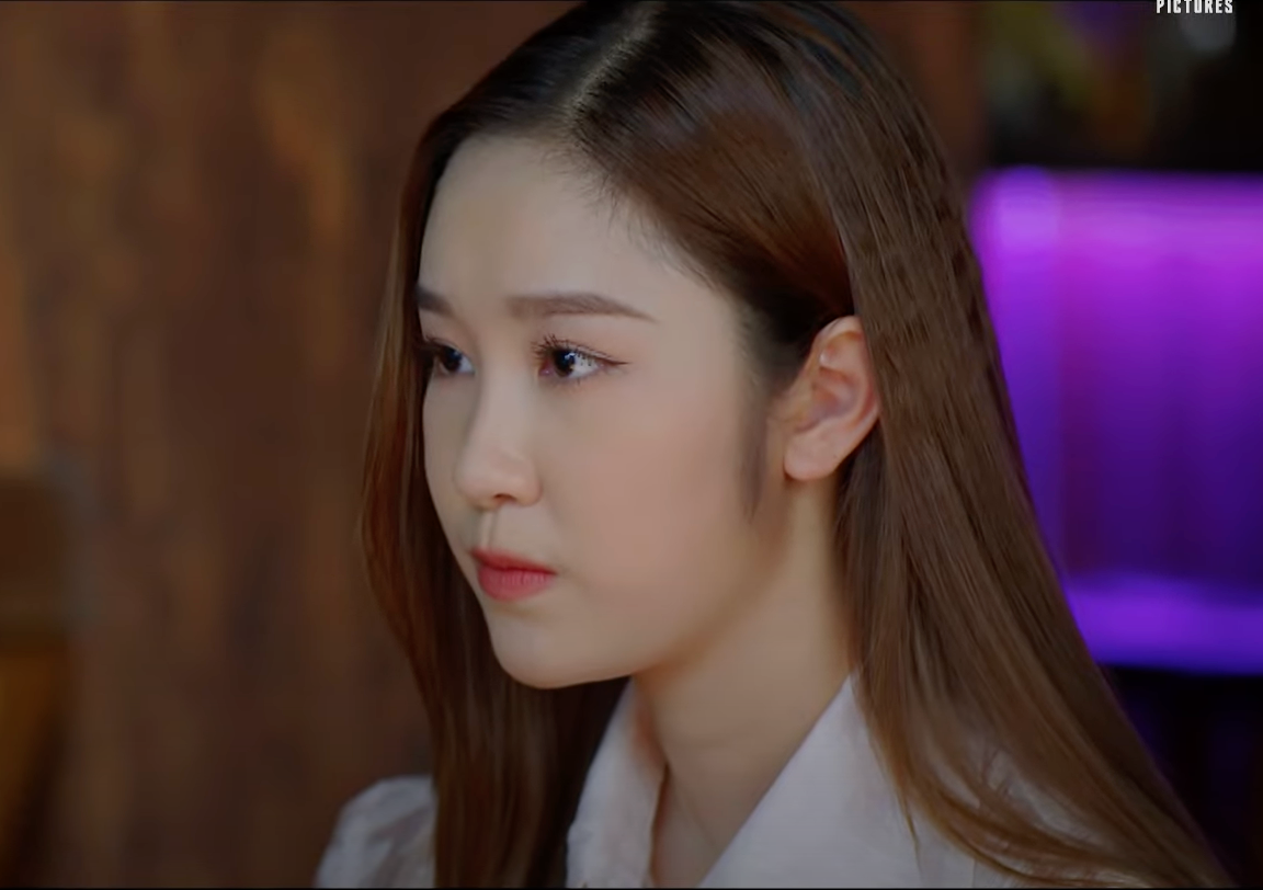 Hân (Việt Hoa) thẳng thừng vạch mặt Linh khiến cô ta tức giận không thể thốt lên lời. Hân (Việt Hoa) thẳng thừng vạch mặt Linh khiến cô ta tức giận không thể thốt lên lời.