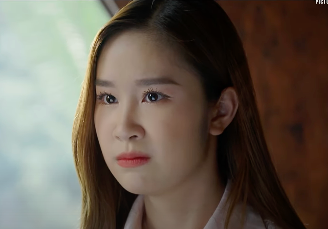 Hân (Việt Hoa) thẳng thừng vạch mặt Linh khiến cô ta tức giận không thể thốt lên lời. Hân (Việt Hoa) thẳng thừng vạch mặt Linh khiến cô ta tức giận không thể thốt lên lời.