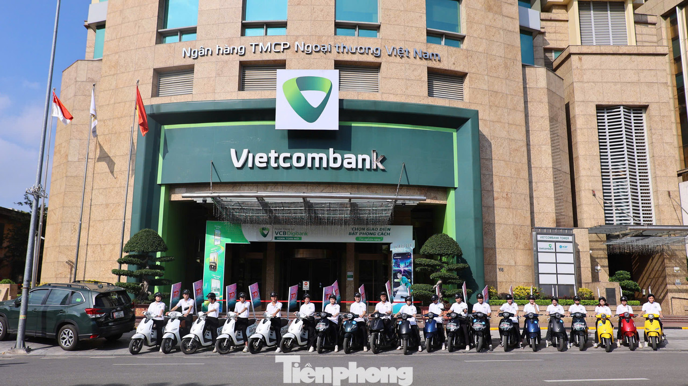 Hình ảnh ấn tượng của những chiếc xe điện phía trước toà nhà Vietcombank (Trần Quang Khải).