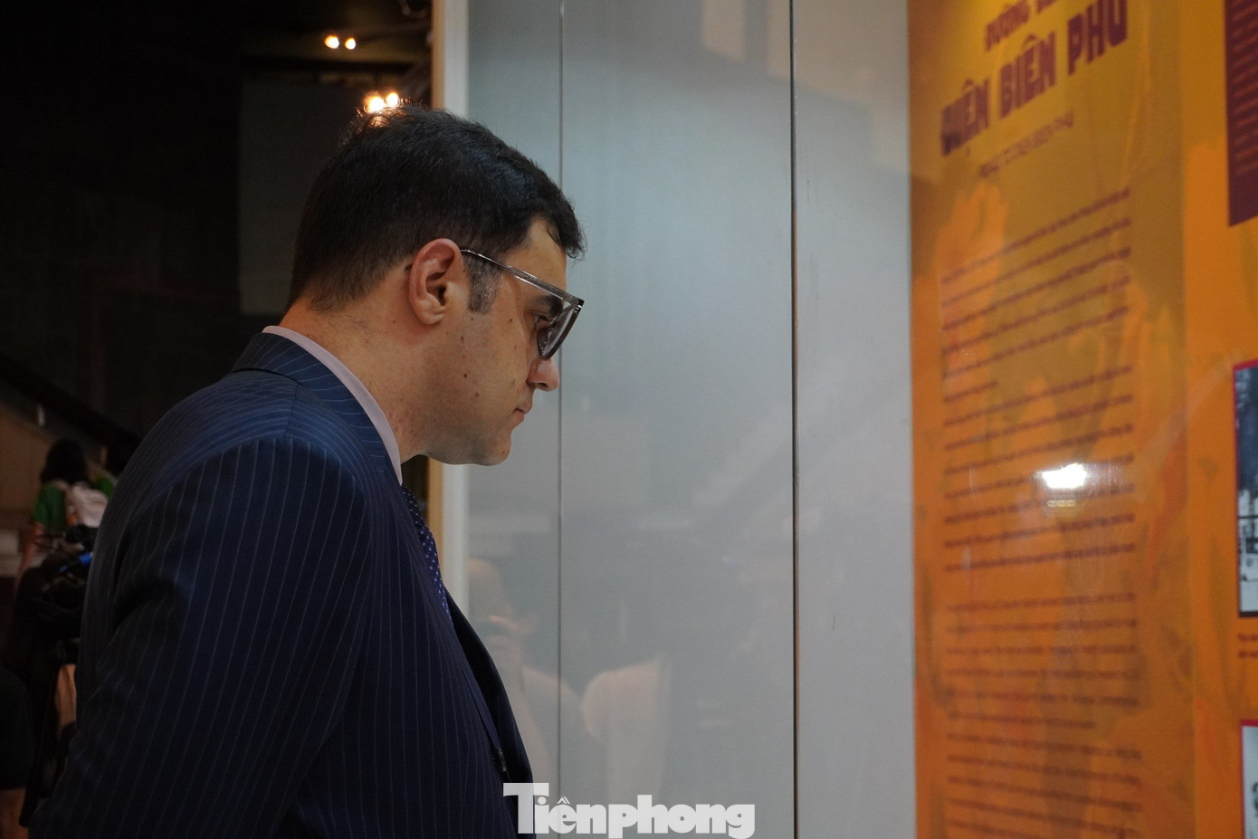 Tư liệu và hiện vật đặc biệt khắc họa rõ nét lịch sử thành lập, sự phát triển của quân đội nhân dân Việt Nam. Từ 34 chiến sỹ với vũ khí thô sơ của ngày thành lập 22/12/1944, dưới sự lãnh đạo của Đảng và Chủ tịch Hồ Chí Minh, quân đội ta không ngừng lớn mạnh, càng đánh càng trưởng thành. Đây là những cơ sở để dân tộc ta viết tiếp bản anh hùng ca chói lọi trong cuộc kháng chiến chống Mỹ cứu nước, lập nên những chiến công hiển hách