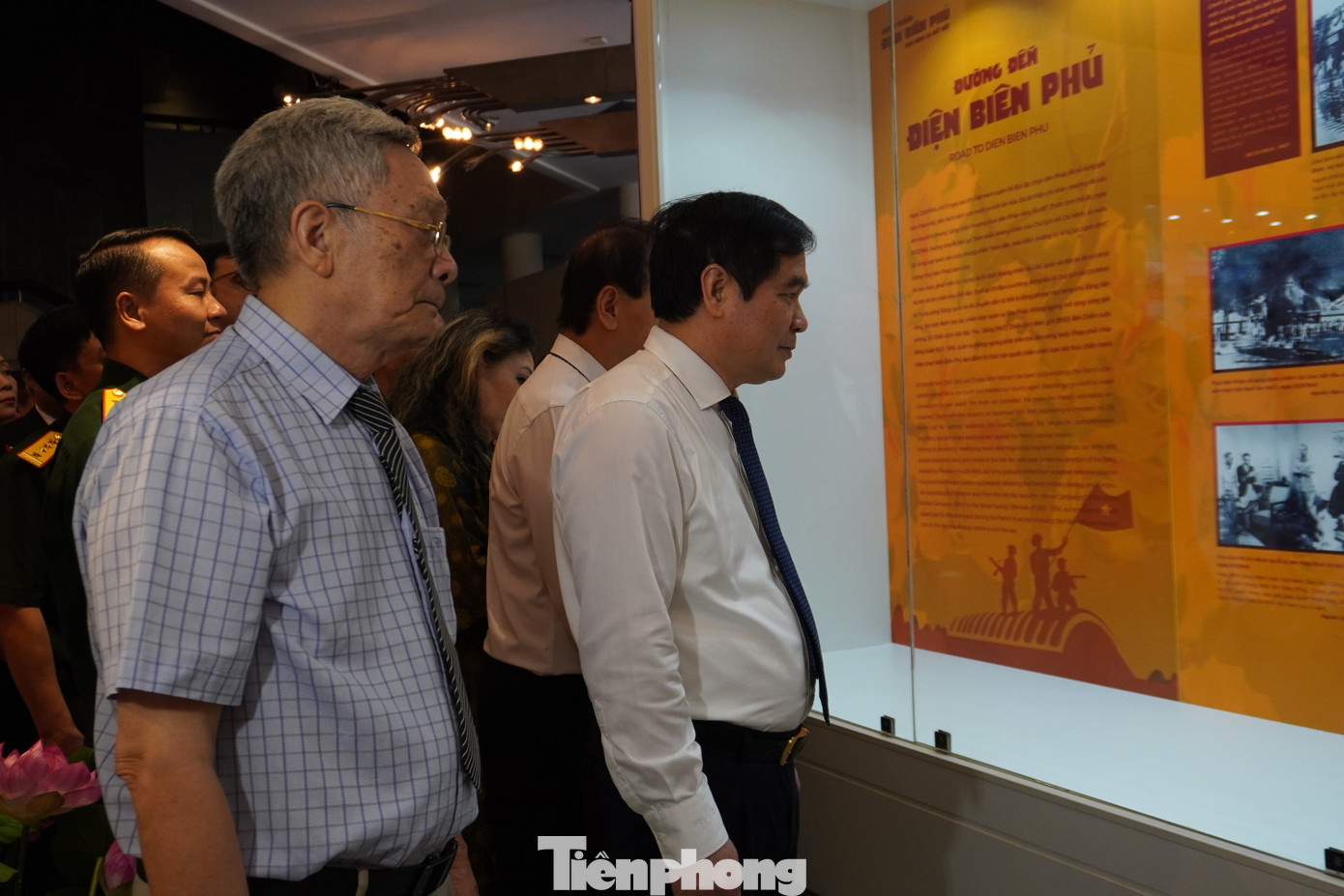 Với hơn 300 hình ảnh, tài liệu, hiện vật, công chúng thấy được những dấu mốc và minh chứng lịch sử quan trọng, vô cùng sinh động về trận quyết chiến chiến lượng làm nên chiến thắng “lừng lẫy năm châu, chấn động địa cầu” của dân tộc.
