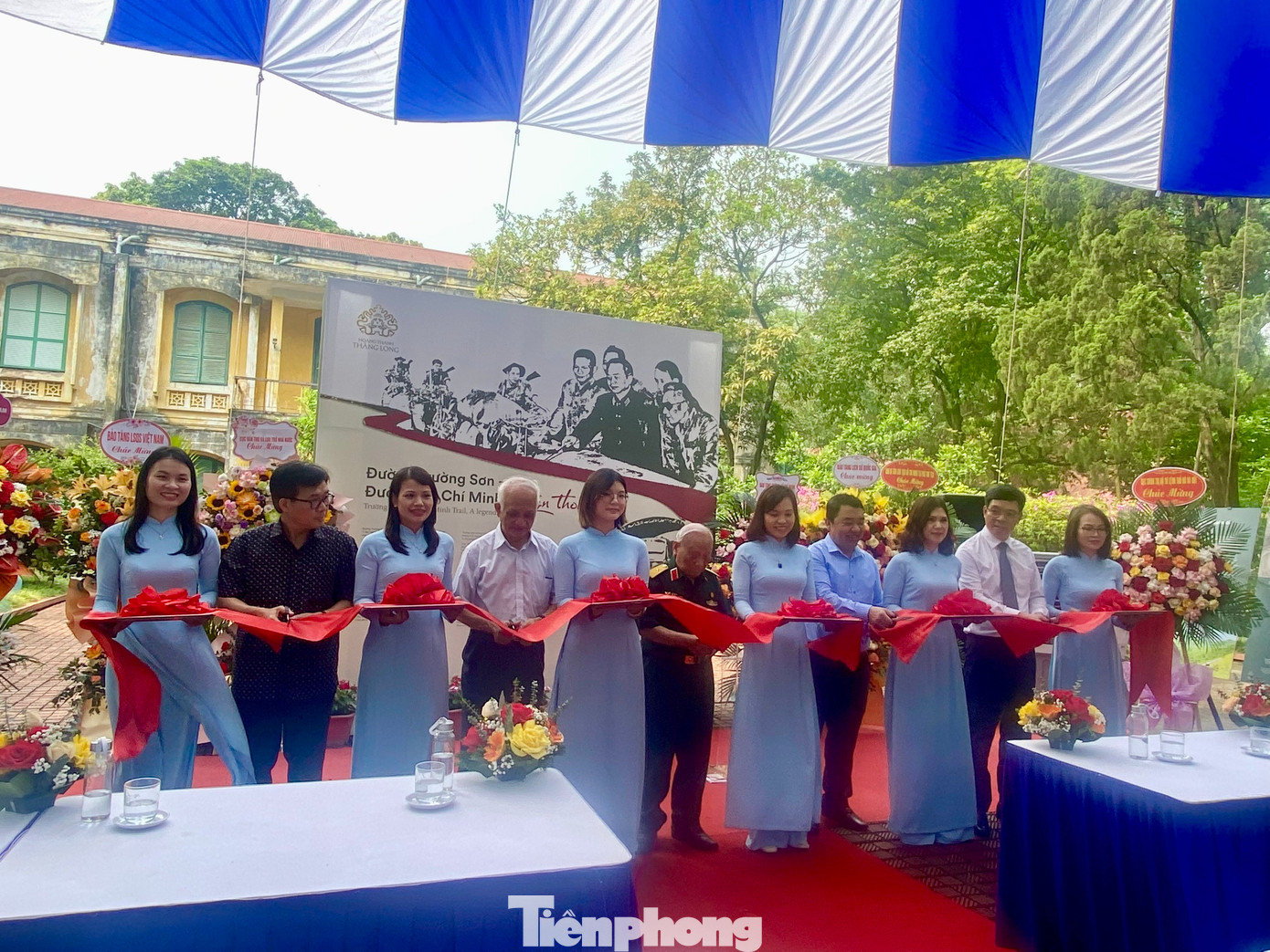 Triển lãm giới thiệu khoảng 100 tài liệu, hình ảnh có nội dung cô đọng, ấn tượng nhất về sự ra đời của “tuyến lửa” Trường Sơn, núi rừng Trường Sơn luôn rung chuyển, bị cày đi xới lại, hứng chịu gần 4 triệu tấn bom đạn, chất độc hóa học của kẻ thù gây nhiều tổn thất về người, phương tiện vật chất và môi trường. Con đường huyền thoại Trường Sơn - đường Hồ Chí Minh đã đi vào lịch sử của dân tộc như một thiên anh hùng ca bất diệt.