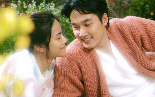 Gặp em ngày nắng xoay quanh câu chuyện tình yêu của Phương (Anh Đào) và Huy (Đình Tú).