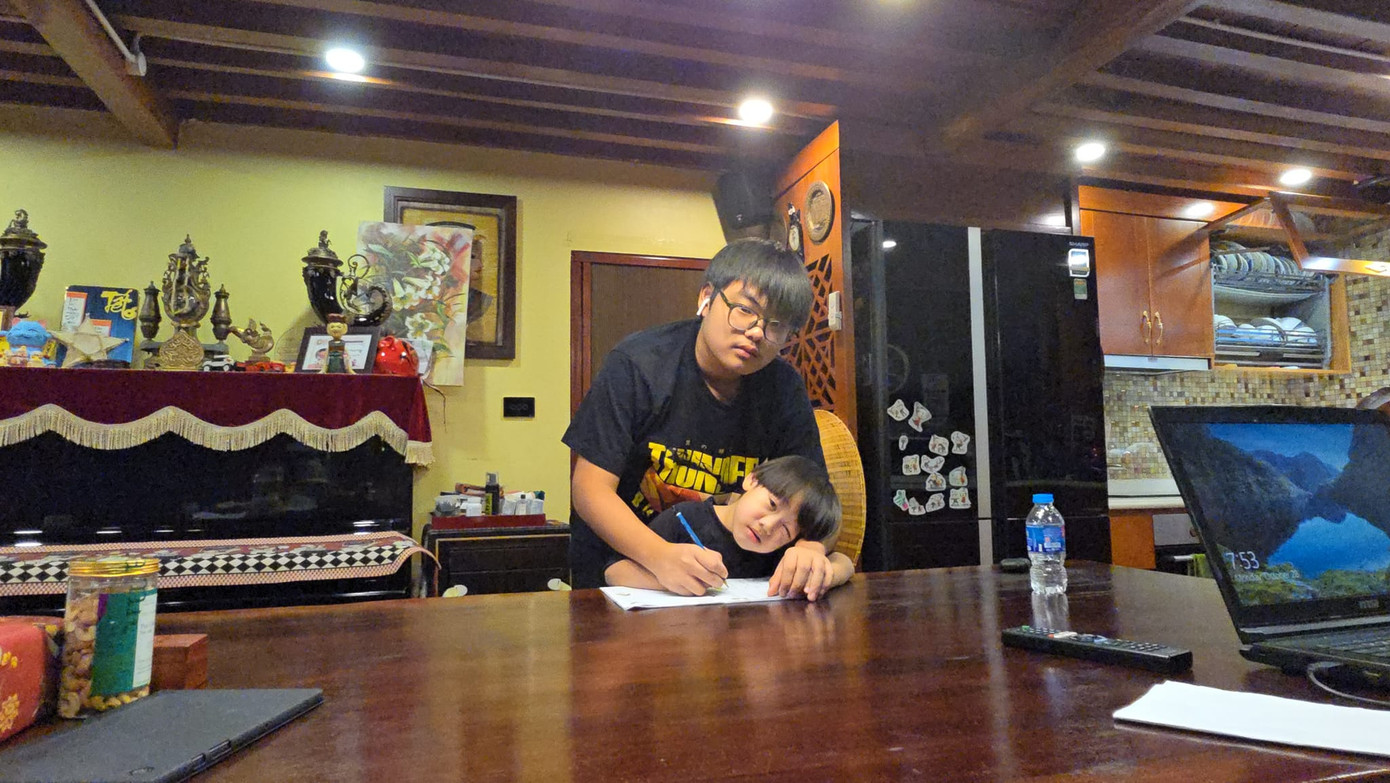 NSND Xuân Bắc không ngại khoe con trên mạng xã hội.