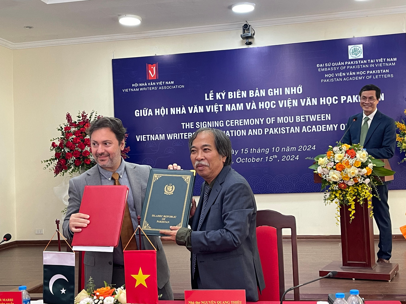 Lễ ký kết biên bản hợp tác giữa Hội Nhà văn Việt Nam và Viện Văn học Pakistan được tổ chức ngày 15/10 tại Hà Nội.