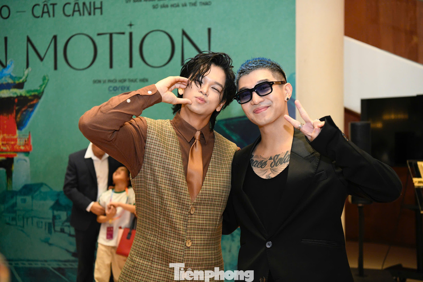 Anh tài Cường Seven và Trọng Hiếu chụp ảnh lưu niệm với dàn diễn viên tham dự liên hoan phim. Anh tài Cường Seven và Trọng Hiếu chụp ảnh lưu niệm với dàn diễn viên tham dự liên hoan phim.