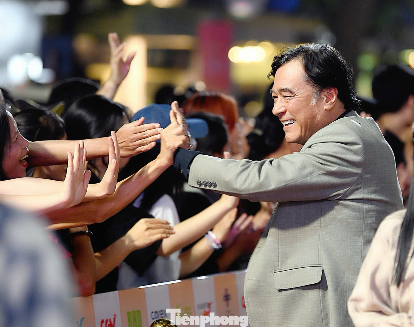 Nhiều diễn viên Việt Nam được khán giả yêu thích là những thành phần không thể thiếu trên thảm đỏ năm nay. Nhiều diễn viên Việt Nam được khán giả yêu thích là những thành phần không thể thiếu trên thảm đỏ năm nay.