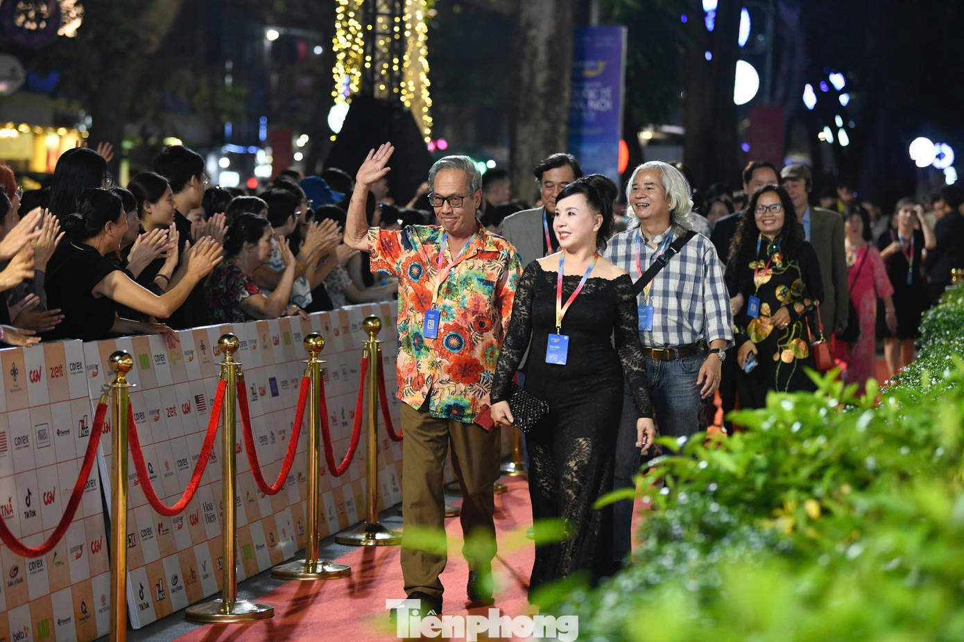 Nhiều diễn viên Việt Nam được khán giả yêu thích là những thành phần không thể thiếu trên thảm đỏ năm nay. Nhiều diễn viên Việt Nam được khán giả yêu thích là những thành phần không thể thiếu trên thảm đỏ năm nay.