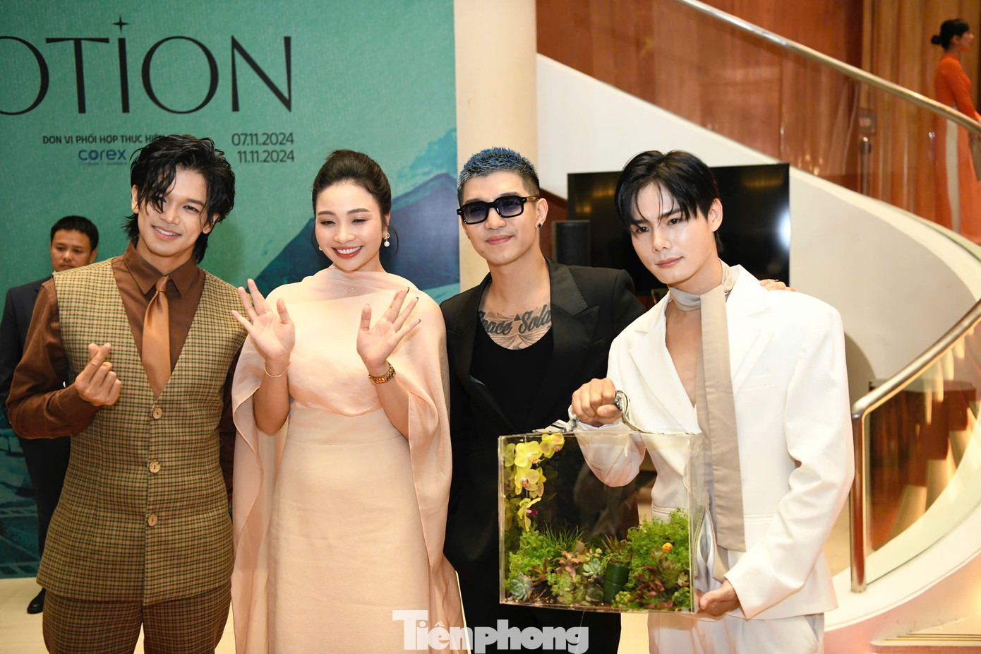 Anh tài Cường Seven và Trọng Hiếu chụp ảnh lưu niệm với dàn diễn viên tham dự liên hoan phim. Anh tài Cường Seven và Trọng Hiếu chụp ảnh lưu niệm với dàn diễn viên tham dự liên hoan phim.