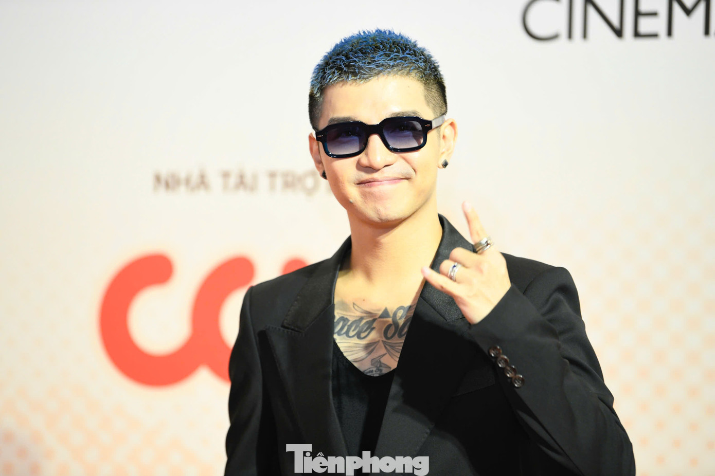 Anh tài Cường Seven, Trọng Hiếu xuất hiện với vai trò nghệ sĩ biểu diễn trong Lễ bế mạc và trao giải. Cả hai tạo dáng, tương tác với khán giả. Anh tài Cường Seven, Trọng Hiếu xuất hiện với vai trò nghệ sĩ biểu diễn trong Lễ bế mạc và trao giải. Cả hai tạo dáng, tương tác với khán giả.