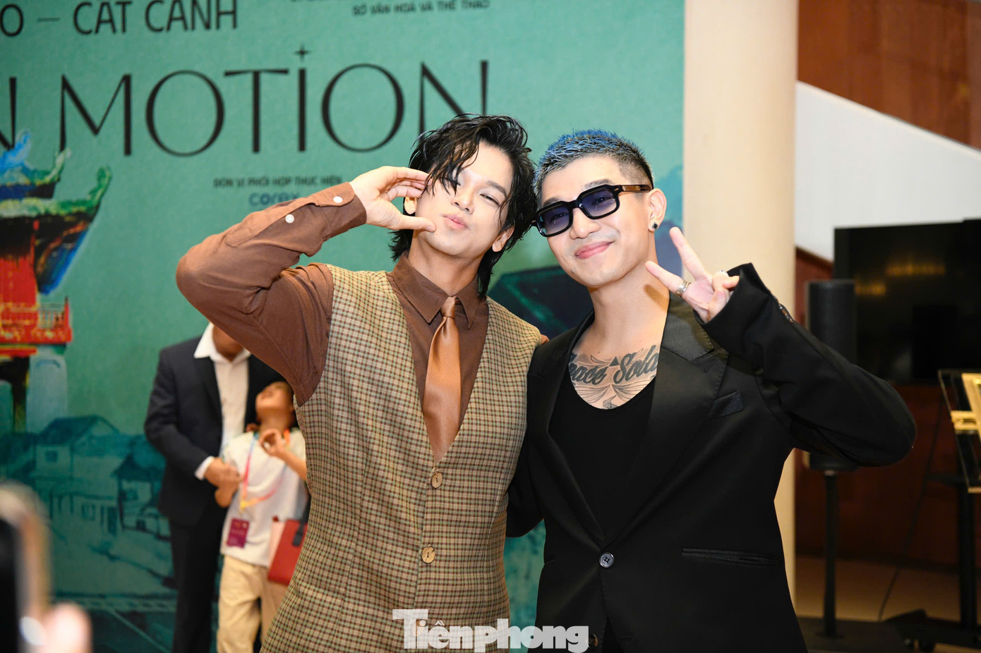 Anh tài Cường Seven và Trọng Hiếu chụp ảnh lưu niệm với dàn diễn viên tham dự liên hoan phim. Anh tài Cường Seven và Trọng Hiếu chụp ảnh lưu niệm với dàn diễn viên tham dự liên hoan phim.