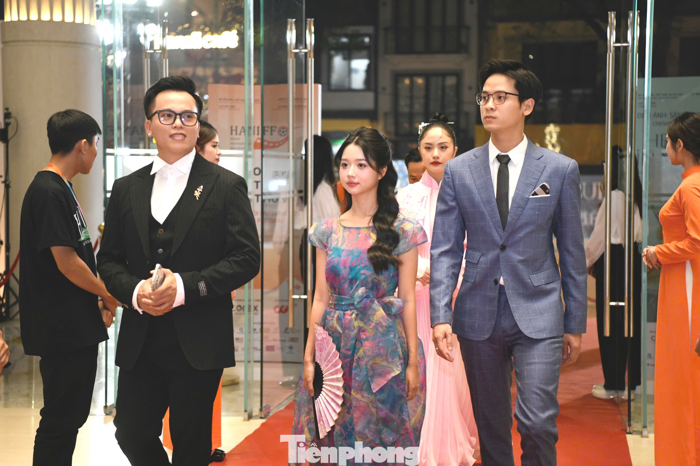 Dàn diễn viên phim Cám tham dự Lễ bế mạc và trao giải HANIFF 2024. Cám là một trong số ít phim kinh dị gia nhập CLB phim trăm tỷ đồng. Dàn diễn viên phim Cám tham dự Lễ bế mạc và trao giải HANIFF 2024. Cám là một trong số ít phim kinh dị gia nhập CLB phim trăm tỷ đồng.