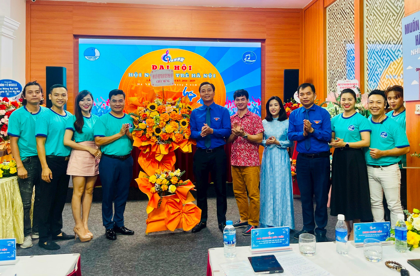 Thường trực Hội Liên hiệp thanh niên Việt Nam thành phố Hà Nội tặng hoa chúc mừng Đại hội. Ảnh: Bảo Lâm.