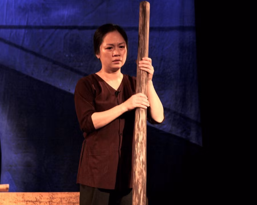 NSƯT Bùi Phương Nga từng đội tóc giả lên sân khấu Điều còn lại (đạo diễn NSƯT Kiều Minh Hiếu).