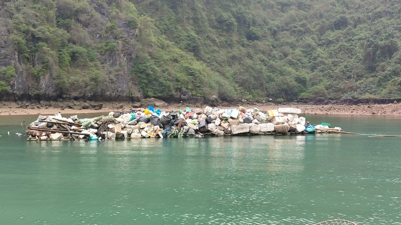 Du lịch là lĩnh vực bị ảnh hưởng nghiêm trọng từ ô nhiễm rác thải nhựa, nhưng cũng là nguồn phát sinh đáng kể rác thải nhựa Du lịch là lĩnh vực bị ảnh hưởng nghiêm trọng từ ô nhiễm rác thải nhựa, nhưng cũng là nguồn phát sinh đáng kể rác thải nhựa