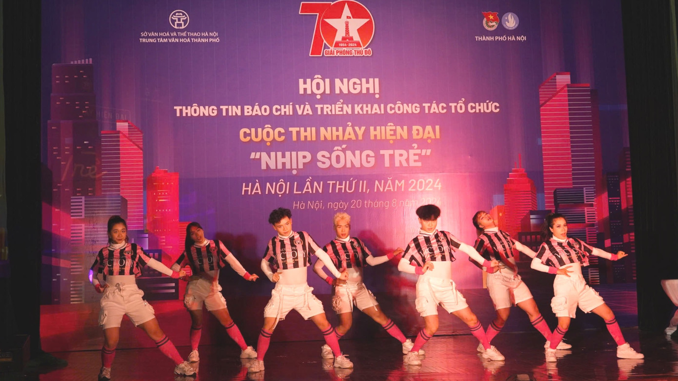 Nhóm nhảy đạt giải Nhất cuộc thi nhảy hiện đại Nhịp sống trẻ - Hà Nội lần thứ I.