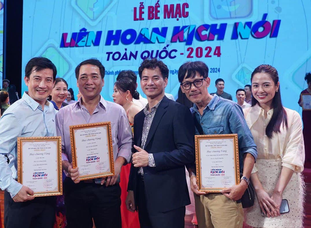 Đêm trắng đem về cho Nhà hát Kịch Việt Nam 4 huy chương Vàng, trong đó có một huy chương Vàng vở diễn và 3 huy chương Vàng cho diễn viên. Đêm trắng đem về cho Nhà hát Kịch Việt Nam 4 huy chương Vàng, trong đó có một huy chương Vàng vở diễn và 3 huy chương Vàng cho diễn viên.