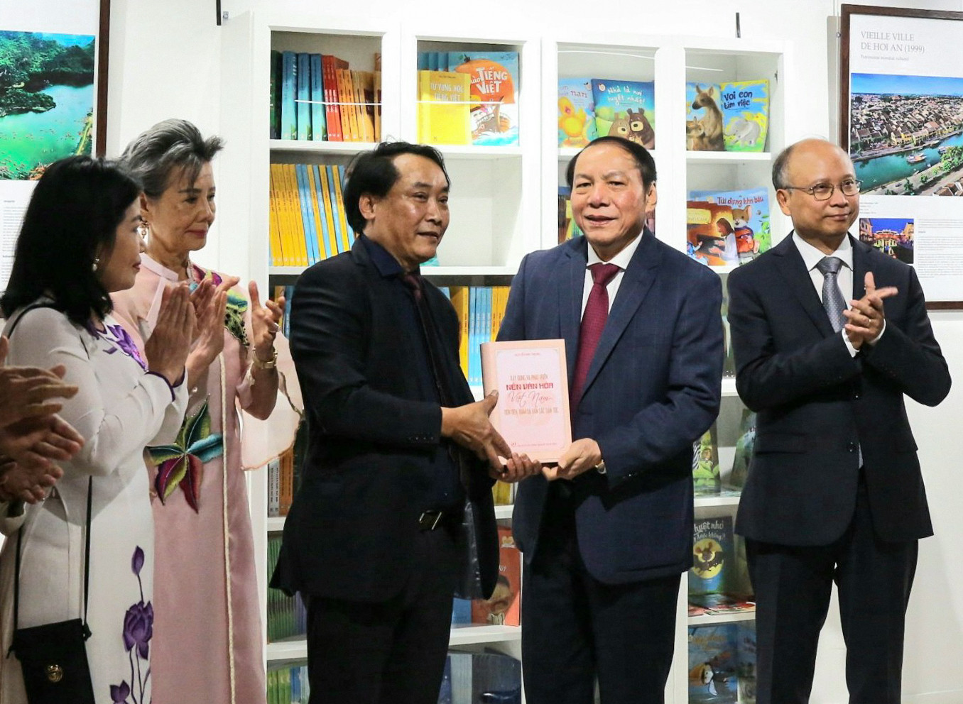 Bộ trưởng Nguyễn Văn Hùng trao cuốn sách Xây dựng và phát triển nền văn hóa Việt Nam tiên tiến, đậm đà bản sắc dân tộc cho đại diện Trung tâm Văn hóa Việt Nam tại Pháp.