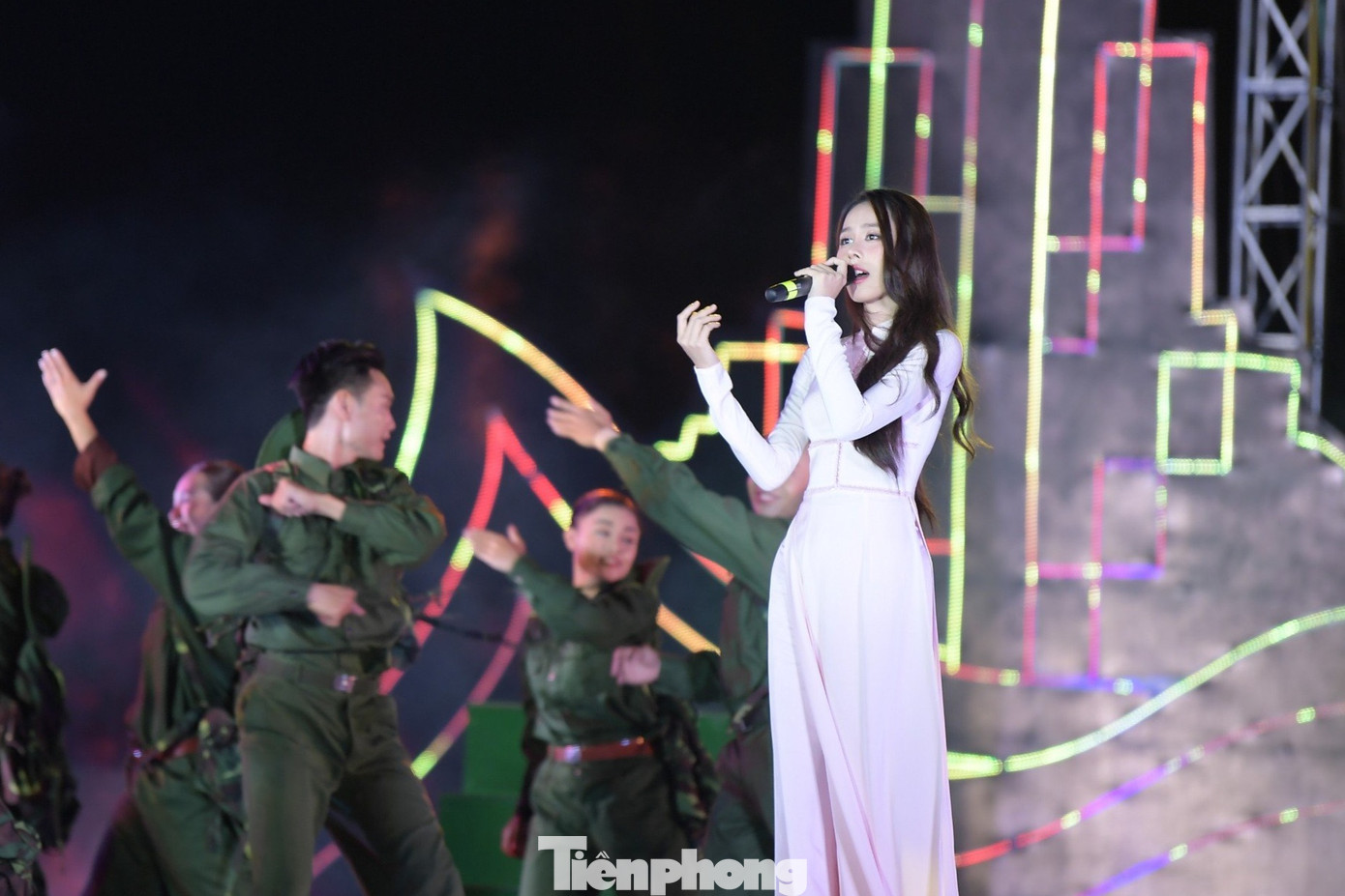 Không chỉ mang đến phần trình diễn áo dài di sản, Á hậu Ngọc Hằng thể hiện đầy cảm xúc ca khúc Hát về anh.