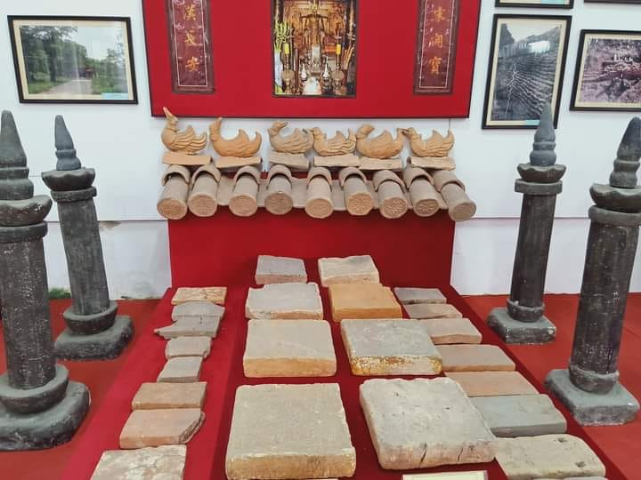 Bộ sưu tập cột kinh Phật thời Đinh thế kỷ X được lưu giữ tại Bảo tàng tỉnh Ninh Bình đều được tạo từ chất liệu đá xanh, gồm chân tảng, chân đế, thân cột, thớt đệm, đài sen và búp sen. Các phần được ghép với nhau bằng ngõng, mộng, dựng thẳng đứng, không sử dụng chất kết dính. Trên các mặt cột kinh khắc minh văn chữ Hán… Cho đến nay, đây là nguồn sử liệu thành văn duy nhất được lập dưới triều Đinh còn hiện diện. Văn tự chữ Hán trên cột kinh không chỉ phản ánh sự kiện lịch sử mà còn nói lên sự phát triển của chữ viết thế kỷ 10. Đây chính là bi ký có niên đại sớm nhất của thời kỳ phong kiến tự chủ đã phát hiện được từ trước đến nay.