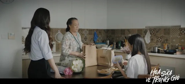 Thuận mắng con gái ngay trong bữa ăn vì điểm kiểm tra kém.