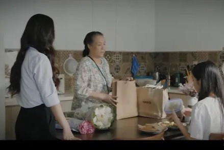 Thuận (Huyền Sâm) là người mẹ khắt khe, luôn áp đặt con cái. Thuận (Huyền Sâm) là người mẹ khắt khe, luôn áp đặt con cái.