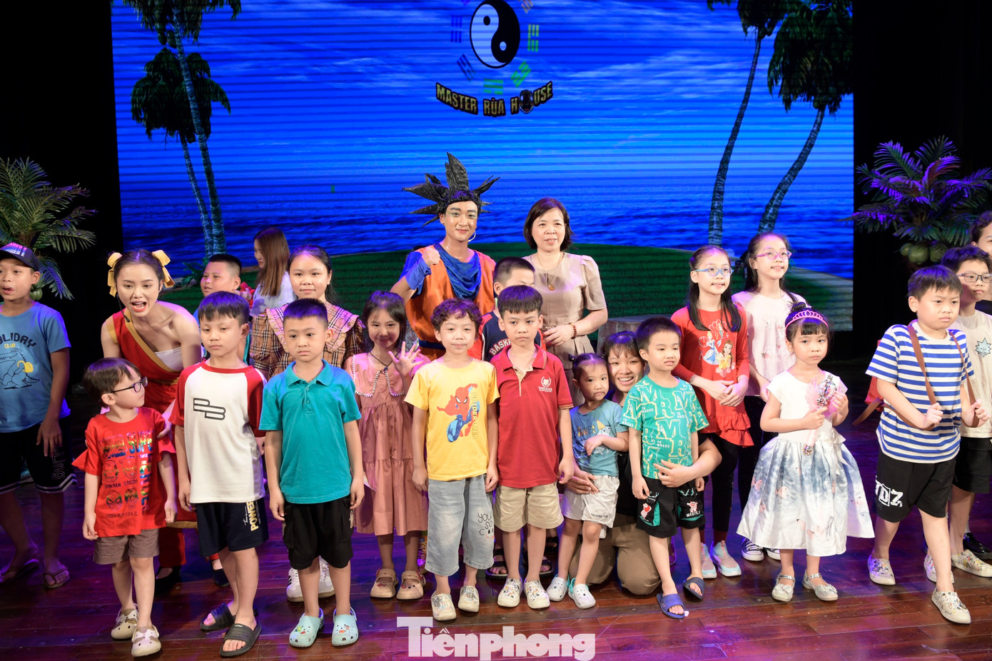 Trong Rồng thần trở lại nhân vật được yêu thích nhất không ai khác ngoài nhân vật chính Songuku. Điều này lý giải tại sao sau khi vở kết thúc, nhiều khán giả nhí lại ùa vào, muốn chụp ảnh cùng nghệ sĩ.