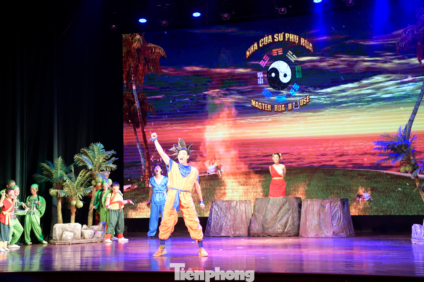 Diễn viên Hồng Phúc đảm nhận vai Songoku - nhân vật chính của Rồng thần trở lại - cho Tiền Phong biết: “Nhà hát vẫn giữ nguyên tinh thần của phiên bản gốc là chính nghĩa luôn chiến thắng những điều xấu. Chúng tôi cũng gửi gắm thêm thông điệp về việc bảo vệ môi trường, thiên nhiên và khơi dậy tinh thần đoàn kết, tình yêu thương, sự bao dung, sự đồng cảm”.