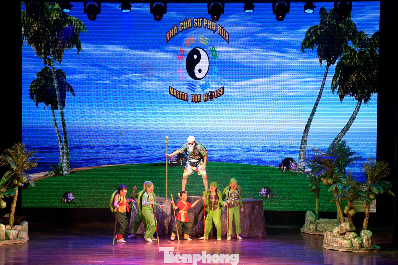 Vở kịch Rồng thần trở lại hẹn khán giả tại rạp Đại Nam (89 Phố Huế, Hà Nội), dịp Tết Thiếu nhi 1/6. Nhà hát Kịch Việt Nam bán sạch vé cho hai đêm diễn vào tối 31/5 và 1/6. Vở diễn trở lại rạp Nhà hát Kịch Việt Nam vào 2/6.