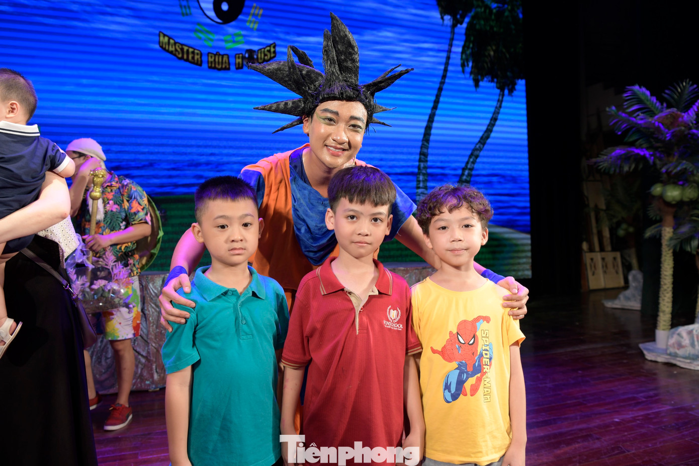 Vở kịch kết thúc khi Songuku tiêu diệt được PocoLong và bảo vệ Trái Đất khỏi tay kẻ xấu. Đây cũng là lúc khán giả có thể giao lưu, chụp ảnh kỷ niệm với dàn diễn viên vở Rồng thần trở lại.