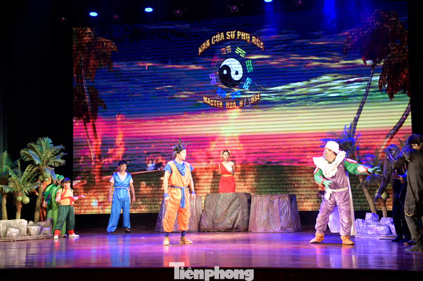 "Khi diễn cho các khán giả nhí, việc tương tác, giao lưu với các bạn là điều vô cùng quan trọng. Việc này kéo được bạn nhỏ vào mạch truyện và để các bạn sống trong từng tình huống kịch. Các bạn được đưa ra quan điểm, quyết định thông qua những tình huống của vở kịch. Không khí sôi động của đêm diễn khiến nghệ sĩ thăng hoa hơn trên sân khấu và cảm thấy càng ngày càng yêu nghề, yêu công việc”, diễn viên Hồng Phúc chia sẻ.