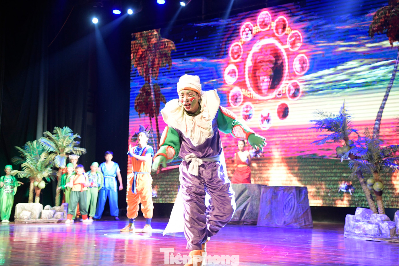 Ngoài những thông điệp mới về môi trường, Rồng thần trở lại cũng là vở kịch đặc biệt khi chú trọng đến tính tương tác giữa khán giả và diễn viên.