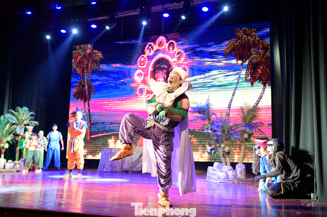 Ngoài những thông điệp mới về môi trường, Rồng thần trở lại cũng là vở kịch đặc biệt khi chú trọng đến tính tương tác giữa khán giả và diễn viên.