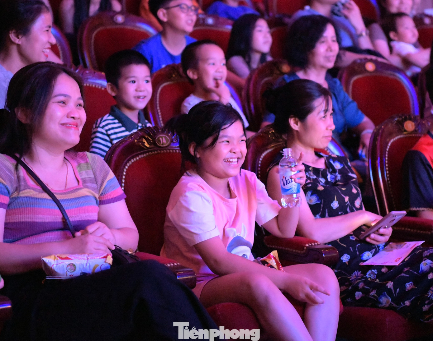 Giám đốc Nhà hát Kịch Việt Nam NSND Xuân Bắc mời NSND Tự Long dàn dựng vở diễn cho thiếu nhi. Đây là phiên bản sân khấu đặc sắc từ tác phẩm truyện tranh, phim đình đám Bảy viên ngọc rồng dưới góc nhìn mới mẻ, không kém phần hài hước. Rồng thần trở lại vừa giành huy chương Vàng tại Liên hoan Nghệ thuật sân khấu dành cho thiếu niên, nhi đồng toàn quốc lần thứ nhất 2024.