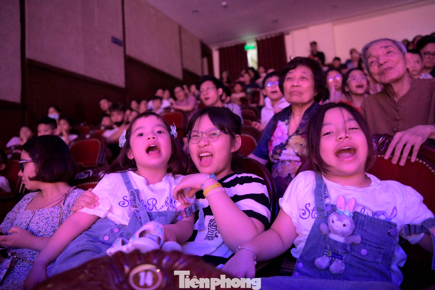 Mỗi tình huống của vở kịch đều đem đến những cảm xúc riêng biệt cho những khán giả nhí. Vui có, buồn có, phẫn nộ cũng có. Vũ Thị Anh Kỳ (Tiểu học Trần Quốc Toản - Nam Định) hào hứng khi được cha mẹ đưa đến rạp. Anh Kỳ hào hứng chia sẻ về nhân vật và những phân cảnh cô bé thấy hấp dẫn nhất trong vở kịch.