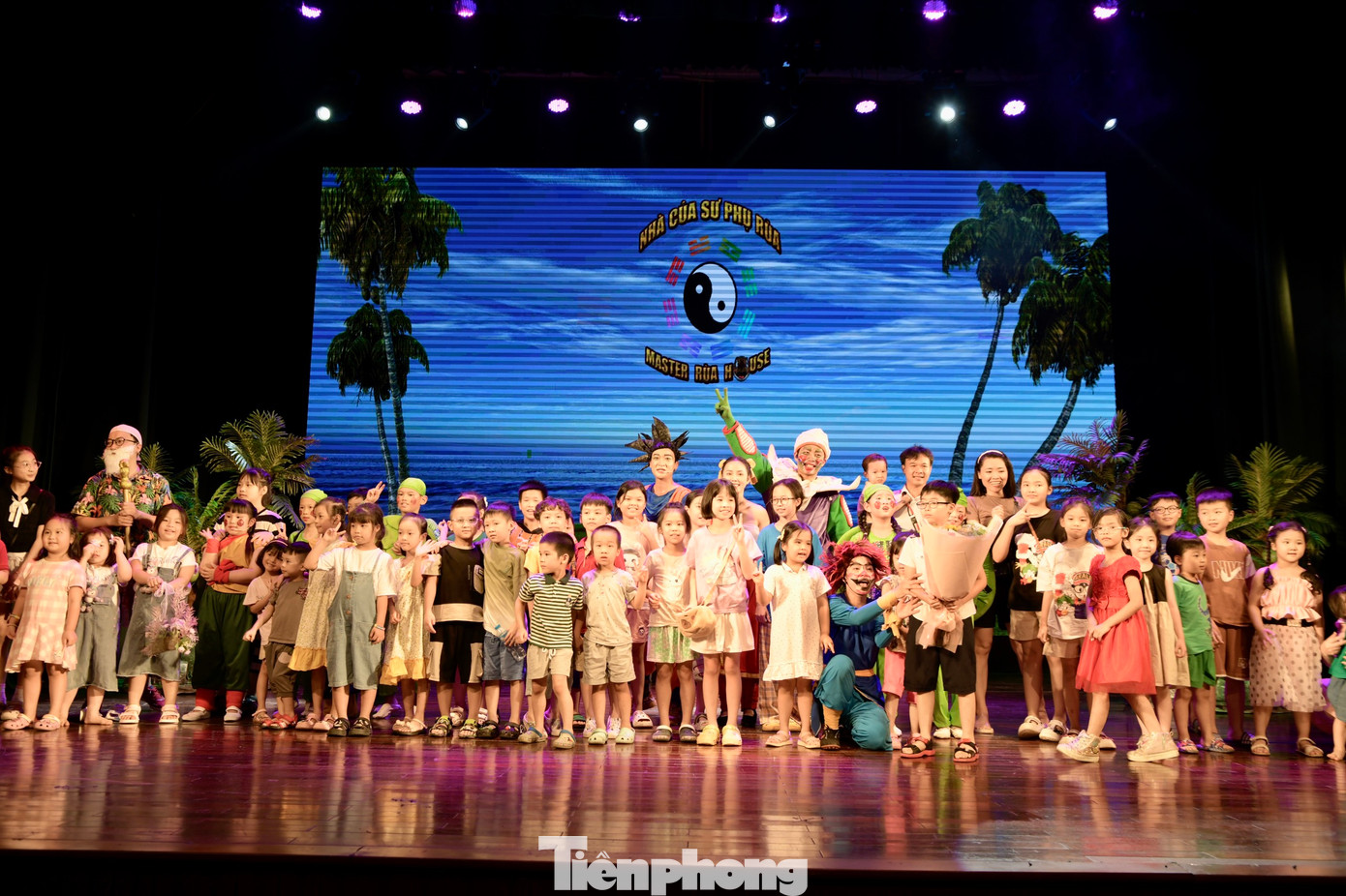 Dàn diễn viên chụp ảnh lưu niệm cùng khán giả nhí. Trong số gần 400 khán giả có mặt trong đêm diễn 31/5, gần 100 khán giả nhí là con em báo Tiền Phong, CTCP Tiền Phong hòa mình trong bầu không khí nghệ thuật vui tươi, sôi động mà Rồng thần trở lại đem đến.