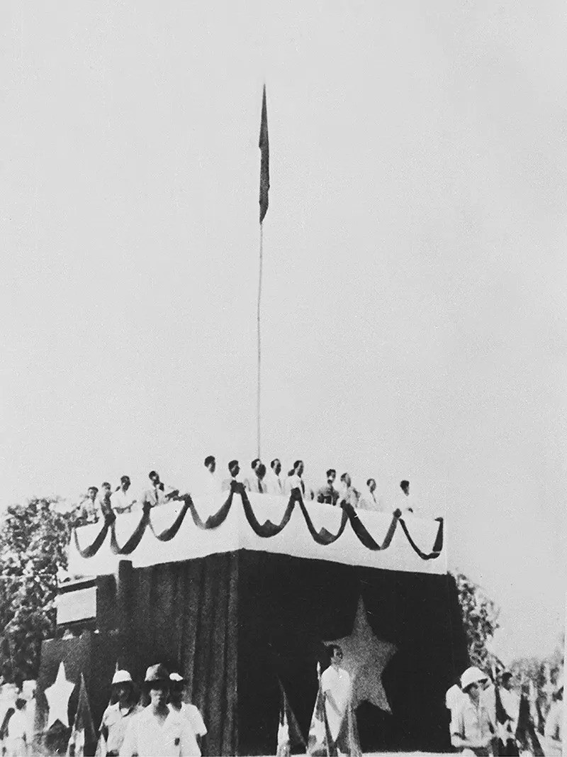 Bối cảnh trước Hội nghị Giơ-ne-vơ giới thiệu những tư liệu, hình ảnh trong giai đoạn 1945-1954 bao gồm tư liệu về Chủ tịch Hồ Chí Minh đọc Tuyên ngôn độc lập tại Quảng trường Ba Đình, khai sinh nước Việt Nam Dân chủ Cộng hòa ngày 02/9/1945, Chủ tịch Hồ Chí Minh và các đồng chí lãnh đạo Đảng họp tại Việt Bắc quyết định mở chiến dịch Điện Biên Phủ, tháng 12/1953, Cờ Quyết chiến - Quyết thắng tung bay trên nóc hầm Tướng De Castries tại Điện Biên Phủ ngày 7/5/1954… Ảnh: Tư liệu.