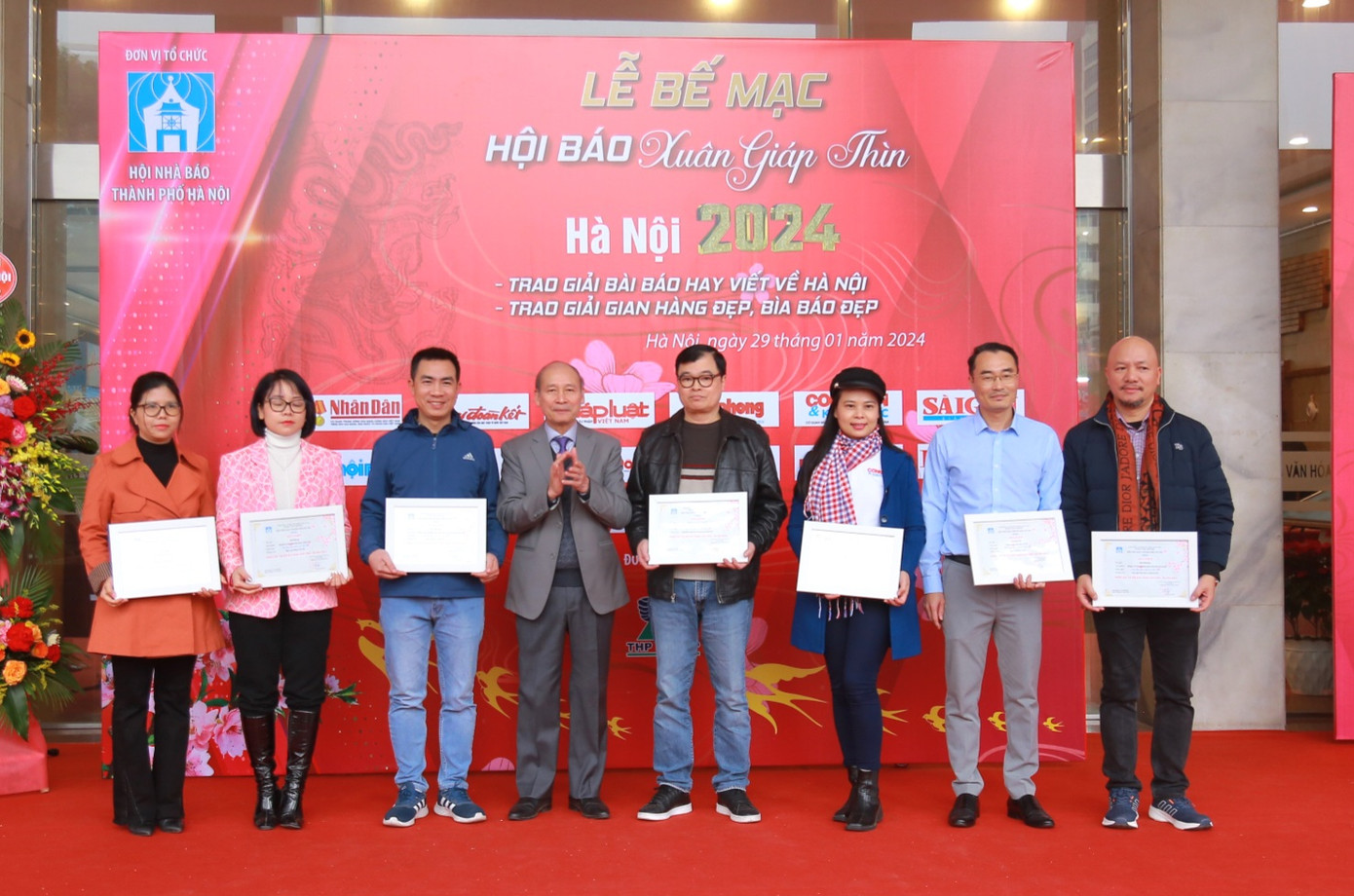 Tác giả Hữu Lộc (giữa), báo Tiền Phong được khen thưởng bài báo hay viết về Hà Nội. Tác giả Hữu Lộc (giữa), báo Tiền Phong được khen thưởng bài báo hay viết về Hà Nội.