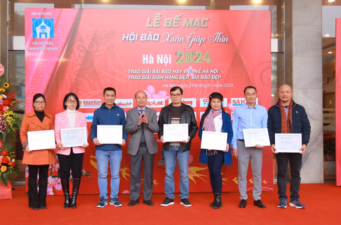 Tác giả Hữu Lộc (giữa), báo Tiền Phong được khen thưởng bài báo hay viết về Hà Nội. Tác giả Hữu Lộc (giữa), báo Tiền Phong được khen thưởng bài báo hay viết về Hà Nội.