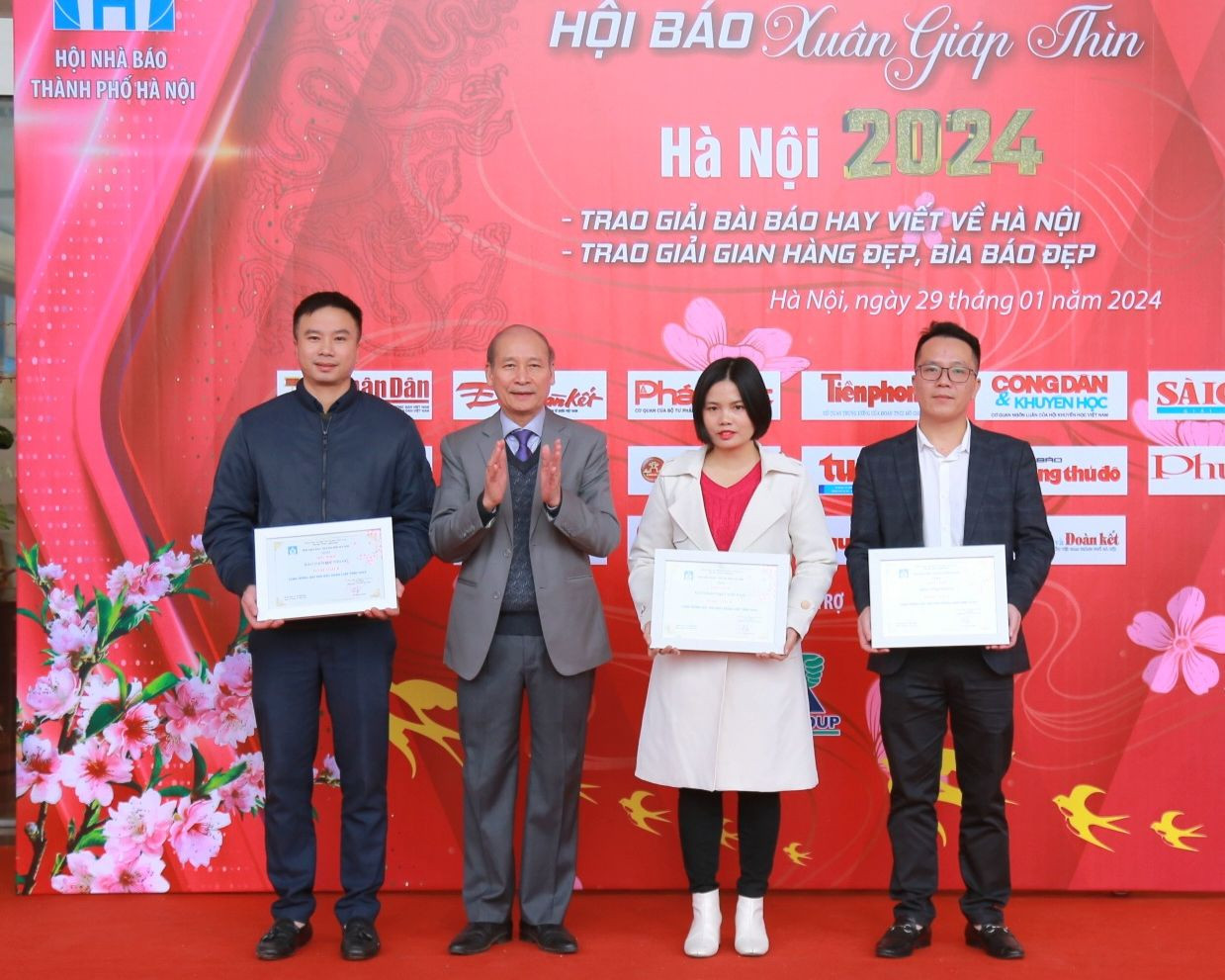 Báo Tiền Phong đạt giải B giải gian hàng đẹp ở Hội báo xuân Giáp Thìn - Hà Nội 2024. Báo Tiền Phong đạt giải B giải gian hàng đẹp ở Hội báo xuân Giáp Thìn - Hà Nội 2024.