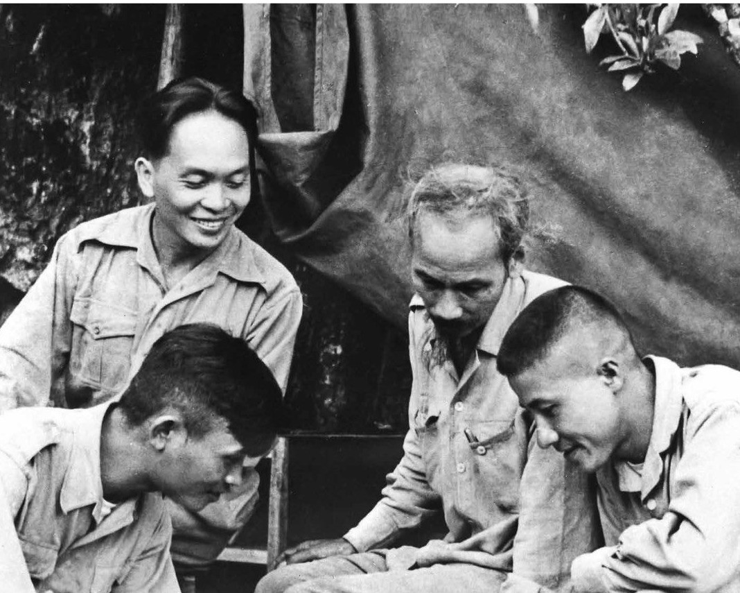 Những bức ảnh về Chủ tịch Hồ Chí Minh và Đại tướng Võ Nguyên Giáp chỉ đạo sơ đồ tác chiến của chiến dịch Biên giới. Những bức ảnh về Chủ tịch Hồ Chí Minh và Đại tướng Võ Nguyên Giáp chỉ đạo sơ đồ tác chiến của chiến dịch Biên giới.