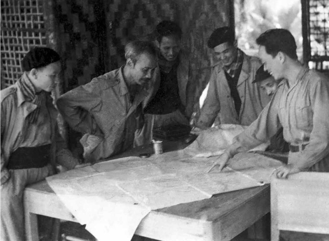 Những bức ảnh về Chủ tịch Hồ Chí Minh và Đại tướng Võ Nguyên Giáp chỉ đạo sơ đồ tác chiến của chiến dịch Biên giới. Những bức ảnh về Chủ tịch Hồ Chí Minh và Đại tướng Võ Nguyên Giáp chỉ đạo sơ đồ tác chiến của chiến dịch Biên giới.