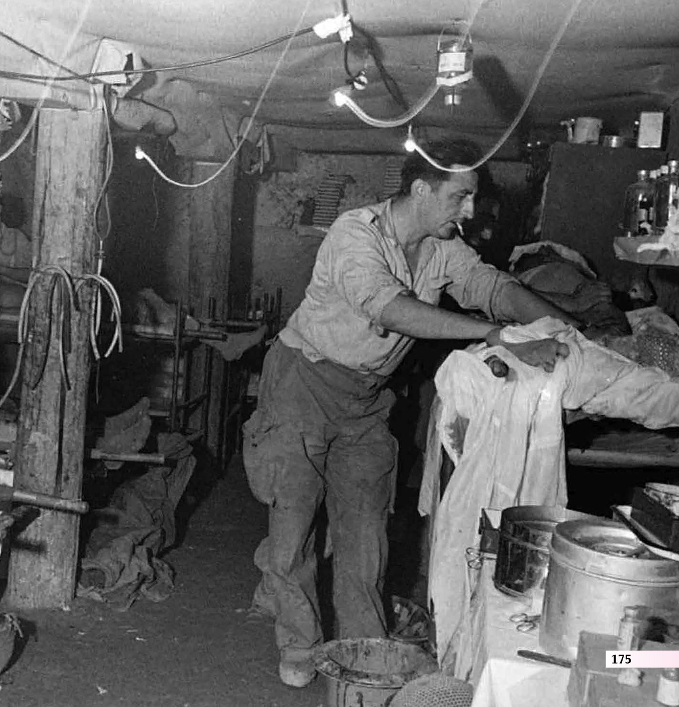 Những bức ảnh, tư liệu trong cuốn sách được sưu tầm từ nhiều nguồn khác nhau và nhận sự tư vấn, giúp đỡ của các chuyên gia về quân sự, về ngoại giao và nhiều học giả, nhà báo, nhà nhiếp ảnh quốc tế. Những bức ảnh, tư liệu trong cuốn sách được sưu tầm từ nhiều nguồn khác nhau và nhận sự tư vấn, giúp đỡ của các chuyên gia về quân sự, về ngoại giao và nhiều học giả, nhà báo, nhà nhiếp ảnh quốc tế.