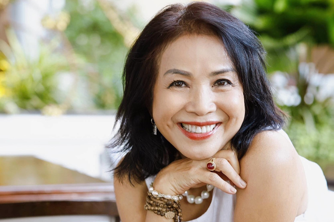 Hình ảnh bà Năm trong Bà già đi bụi khác hoàn toàn NSƯT Minh Trang ngoài đời. Chị cũng tiết lộ để vào vai bà Năm chị phải hóa trang già nua đi.