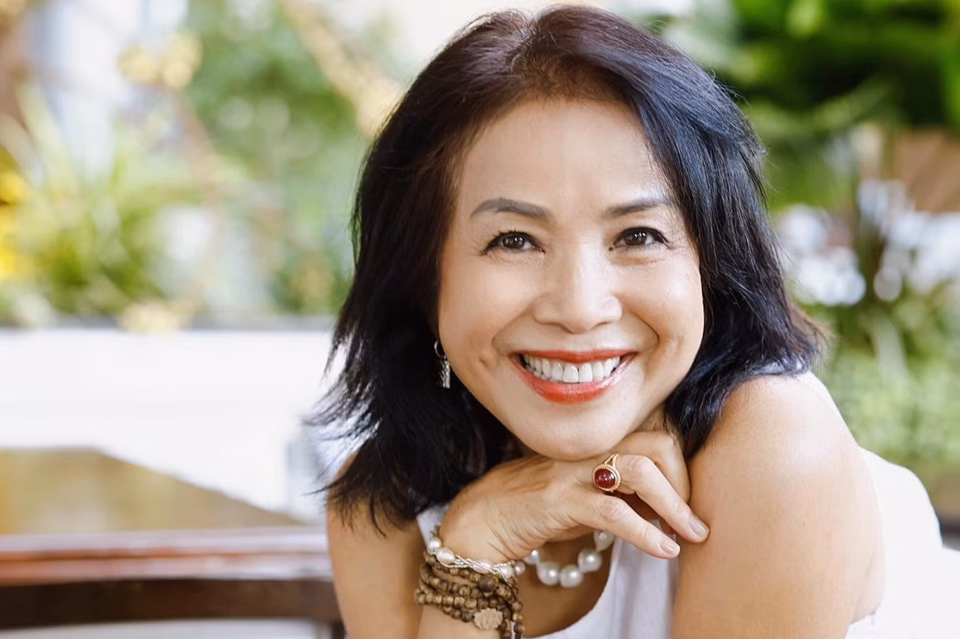 Hình ảnh bà Năm trong Bà già đi bụi khác hoàn toàn NSƯT Minh Trang ngoài đời. Chị cũng tiết lộ để vào vai bà Năm chị phải hóa trang già nua đi.