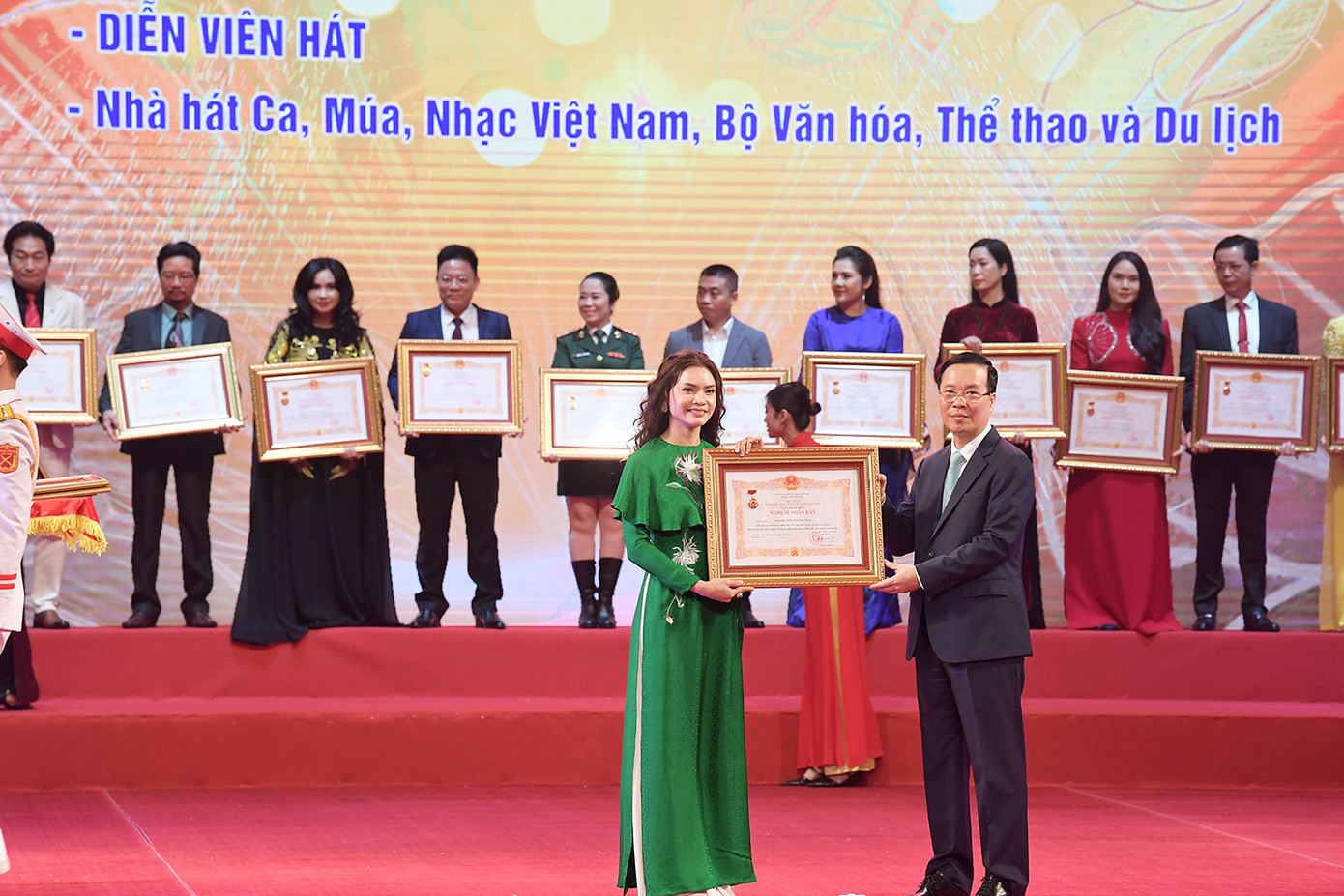 Phạm Phương Thảo là nữ ca sĩ trẻ nhất được trao tặng danh hiệu NSND. Ảnh: Lại Tấn.