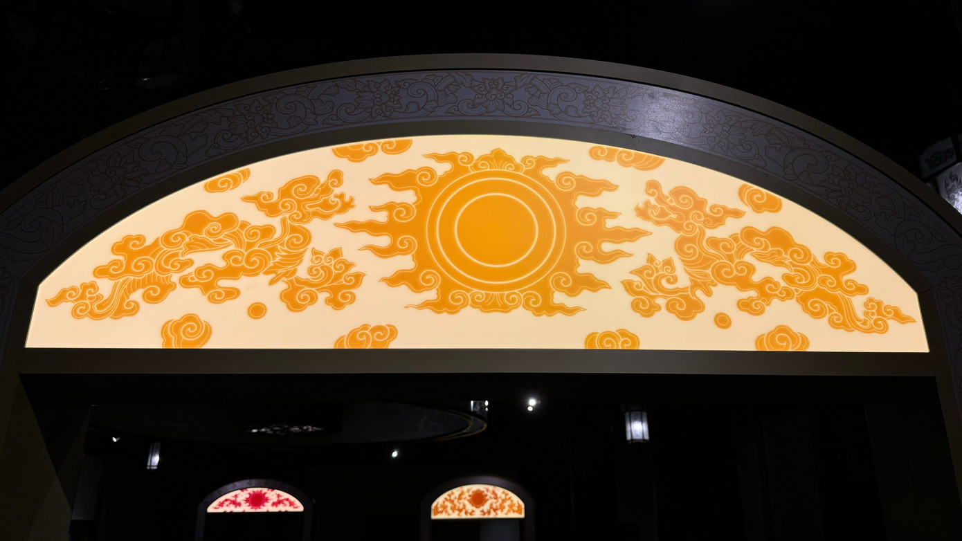 Nếu như đợt dựng bia năm 1653 thể hiện hình rồng theo hướng tả thực, kể từ đợt dựng bia năm 1717 trở đi, hầu hết hình tượng rồng đều được các nghệ nhân tạo tác theo những cách thể hiện hết sức đa dạng, thoát ly hoàn toàn khỏi những khuôn mẫu thông thường, thậm chí có cả những phiên bản rồng hóa mây, rồng hóa lửa hay rồng hóa cây lá.